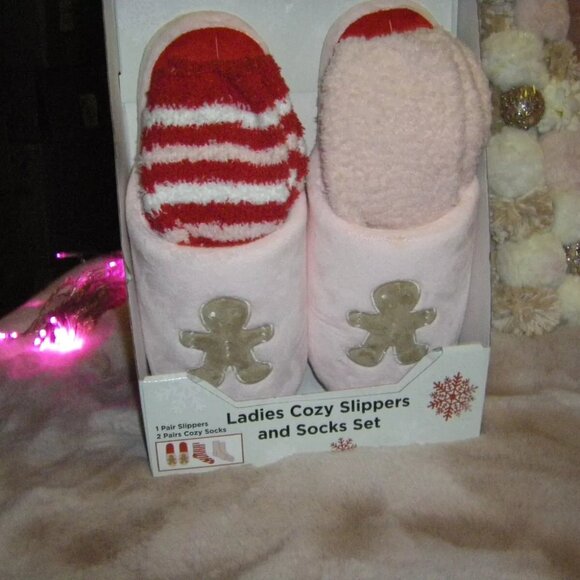 Pink Gingerbread Fuzzy Slippers & Socks *3 Piece Set* Women's Sizes Boxed - Picture 2 of 9